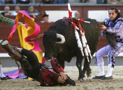 Un momento de la cogida del rejoneador Javier San José.