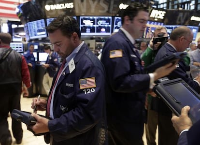 Varios operadores en el parqué de Wall Street.
