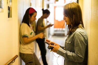 Las tres periodistas a bordo del 'Aquarius' trabajan en los pasillos del barco, el 11 de junio de 2018.