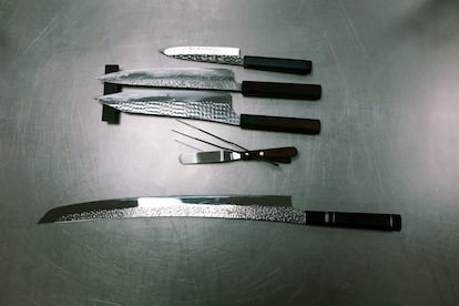 Algunos de los cuchillos japoneses que usan en Txispa.