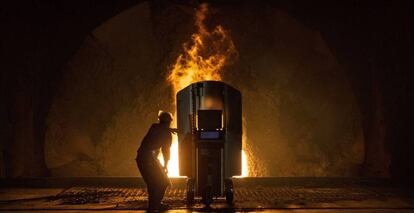 Un trabajador en una planta de acero de Steel Group Corporation en Yiangsu (China).