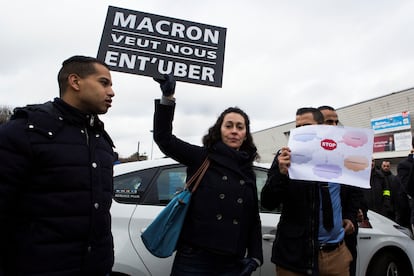 Una manifestante lleva un letrero en contra de las decisiones de Macron respecto a la compañía, durante una protesta en enero de 2016 en Porte Maillot, París (Francia).