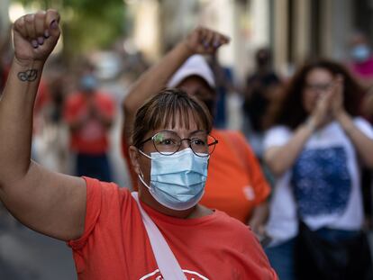 Activistas del Sindicat de Llogaters protestan contra un desahucio en Barcelona.