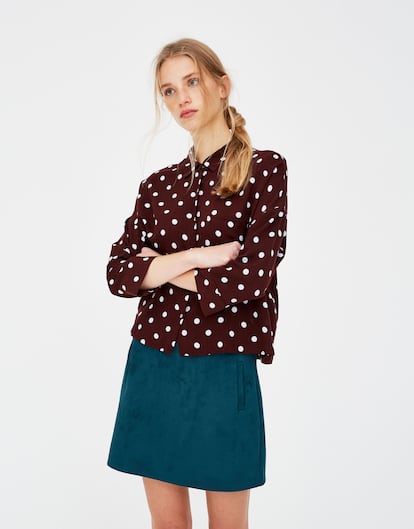 Camisa con estampado de topos, de Pull & Bear (15,99 euros).