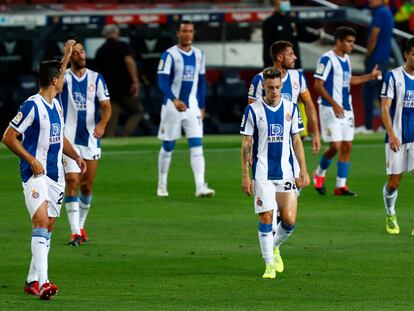 Los jugadores del Espanyol, tras certificar el descenso en el derbi ante el Barcelona.