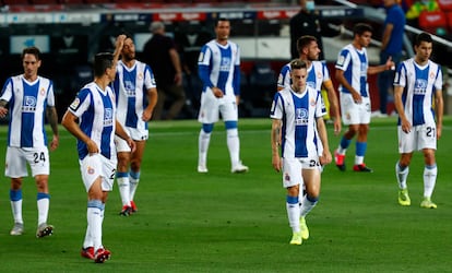 Los jugadores del Espanyol, tras certificar el descenso en el derbi ante el Barcelona.