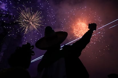 Asistentes al Grito de Independencia observan los fuegos artificiales. 