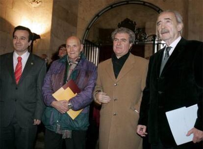 El ministro de Cultura, César Antonio Molina (2d), junto al poeta Juan Gelman (d); el rector de la Universidad de Salamanca, José Ramón Alonso (i), y el poeta salmantino, Marcos Ana (2i), durante la inauguración.