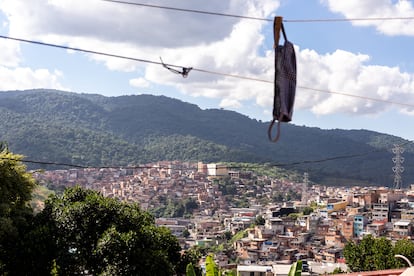 Máscara pendurada em fio de luz no bairro da Brasilândia, na Zona Norte da capital paulista.