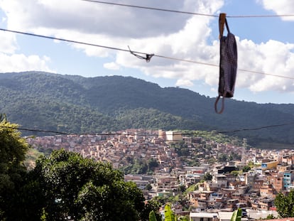 Máscara pendurada em fio de luz no bairro da Brasilândia, na Zona Norte da capital paulista.