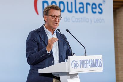 El presidente del PP, Alberto Núñez Feijóo, interviene el martes en un acto con militantes en Segovia, donde ha participado en una junta directiva de su partido en Castilla y León.