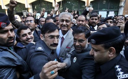 El científico nuclear paquistaní Abdul Qadeer Khan (centro), rodeado de policías y abogados, tras participar en una convención en Rawalpindi (Pakistán), en enero de 2010.