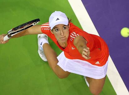 Justine Henin saca durante el partido de ayer contra Chakvetadze.