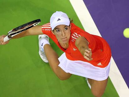 Justine Henin saca durante el partido de ayer contra Chakvetadze.