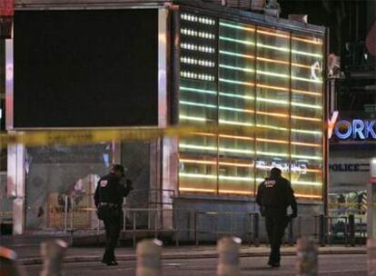 Lígeros daños en la oficina de recrutamiento del Ejércitos estadounidense en Times Square, Nueva York, tras el estallido de un artefacto explosivo.