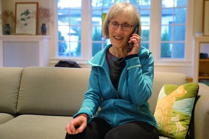 Claudia Goldin tras recibir el Nobel de Economía, este lunes en su casa de Cambridge (Massachusetts).