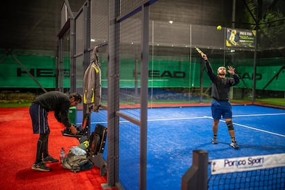 Jugadores de pádel se encuentran en unas canchas en el norte de Bogotá.