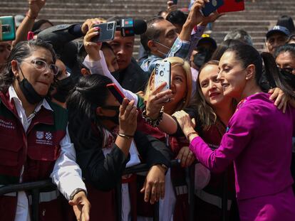 Claudia Sheinbaum se fotografía con sus seguidores antes de su cuarto informe de Gobierno, el 3 de octubre de 2022, en Ciudad de México.