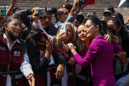 Claudia Sheinbaum se fotografía con sus seguidores antes de su cuarto informe de Gobierno, el 3 de octubre de 2022, en Ciudad de México.