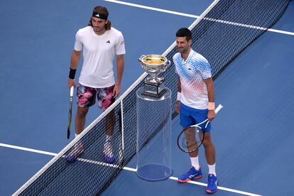 Tsitsipas y Djokovic posan este domingo con el trofeo momentos antes de que comience la final del Open de Australia.