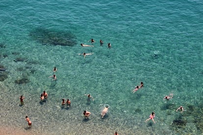 Bañistas en la playa de la Vinyeta, en Calella (Barcelona).