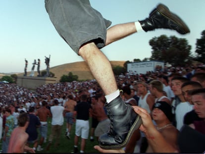 Unas Dr. Marftens se elevan entre el público durante un concierto de la banda estadounidense Korn en 1996.