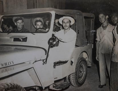 José Miguel Villa Romero, Toitico, de blanco, cuando era jefe de la policía de Santiago de Cuba a inicios de los años cincuenta.