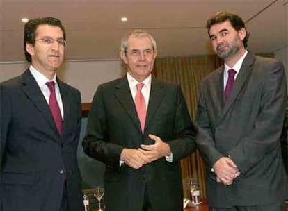 Alberto Núñez Feijóo, Emilio Pérez Touriño y Anxo Quintana, ayer al inicio de la reunión.