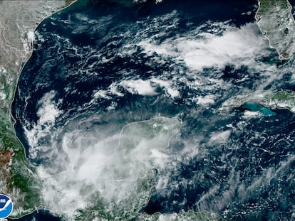 Imagen satelital de la tormenta ‘Karl’ sobre el territorio mexicano, tomada el 14 de octubre.