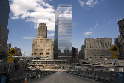 En mayo de 2006 se inauguró el primer nuevo rascacielos que quedó destruido por los daños que sufrió por la caída de las Torres Gemelas, justo al borde del perímetro del World Trade Center.