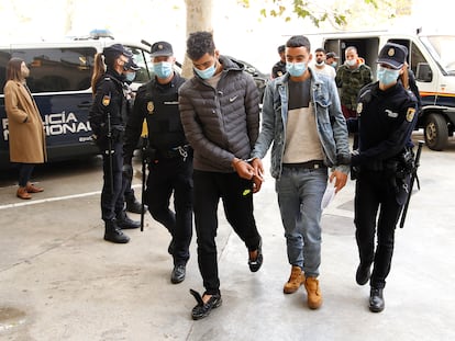 Dos de los hombres marroquíes detenidos, a su llegada a los juzgados de Vía Alemania en Palma, tras ser acusados por el episodio que obligó el viernes a cerrar el aeropuerto de Palma, este lunes.