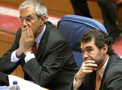 Emilio Pérez Touriño y Anxo Quintana, ayer en el pleno del Parlamento.