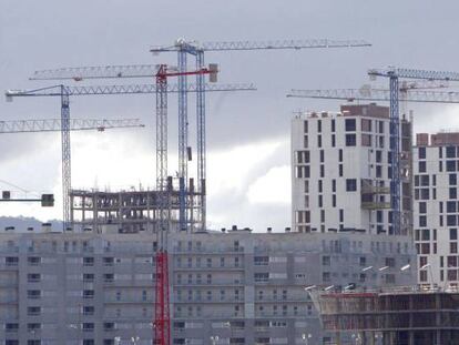 Vivienda de protección oficial en construcción en el nuevo barrio vitoriano de Zabalgana. 