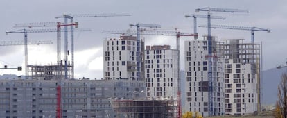 Vivienda de protección oficial en construcción en el nuevo barrio vitoriano de Zabalgana. 