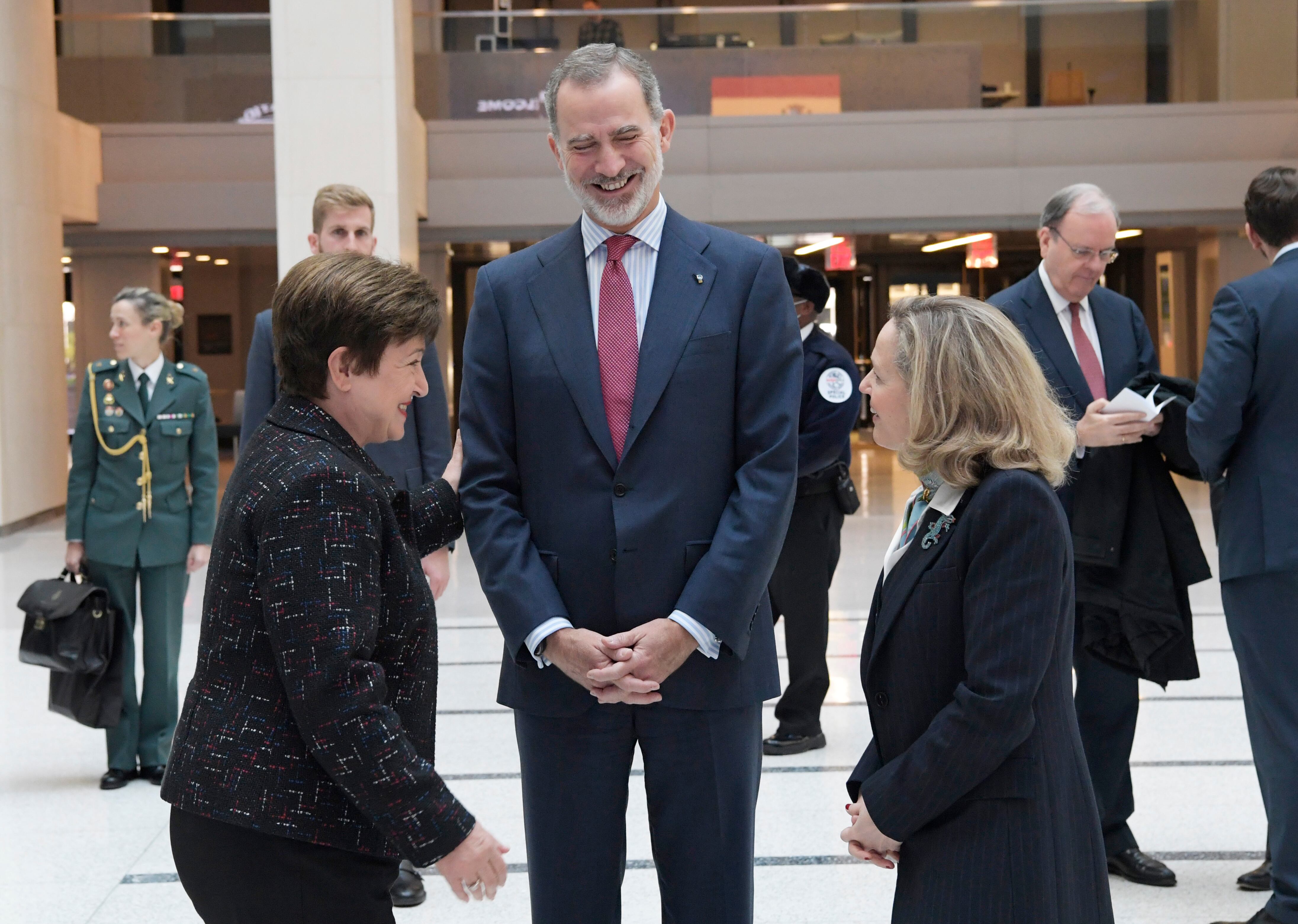 La directora gerente del Fondo Monetario Internacional (FMI), Kristalina Georgieva, a la izquierda, conversa con el rey de España, Felipe VI, y la vicepresidenta primera del Gobierno español, Nadia Calviño, en la sede del organismo internacional, en Washington.