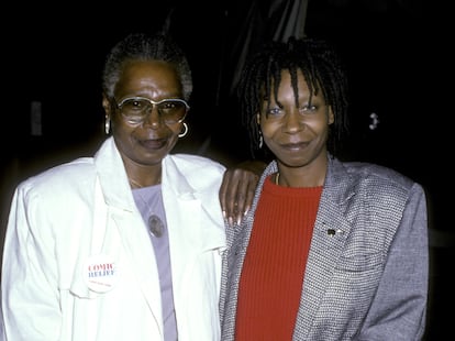 Whoopi Goldberg y su madre, Emma Johnson, en marzo de 1986.