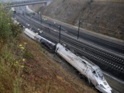 Estado en el que qued&oacute; el tren Alvia que cubr&iacute;a la ruta entre Madrid y Ferrol tras descarrilar muy cerca de Santiago de Compostela.