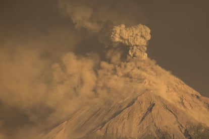 Una espesa capa de ceniza caliente rodea el Volcán del Fuego guatemalteco, el 19 de noviembre de 2018.