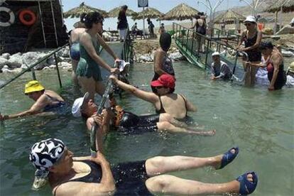 Bañistas israelíes flotan en las aguas del mar Muerto.