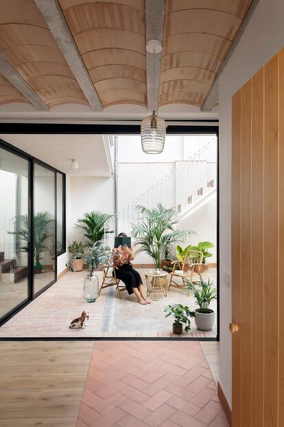 Esta vista de uno de los patios interiores muestra la aplicación contemporánea de materiales tradicionales que tiene la vivienda.