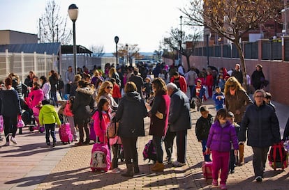 Hay más de 800 niños en el colegio, de infantil y primaria, y es uno de los que tienen más alumnos de Castilla-La Mancha. Ante la saturación, a los vecinos les han prometido otro que no llega.