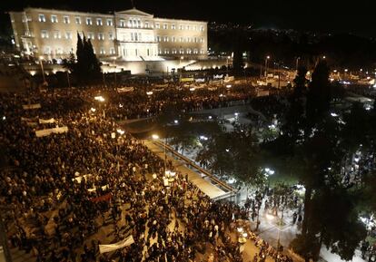 Vista de la plaza Syntagma donde se han concentrado los manifestantes para protestar contra los planes del Gobierno de aprobar más medidas de ahorro.