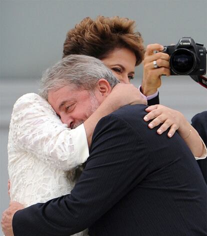 Un emocionado Lula abraza a su sucesora en el cargo de la presidencia de Brasil.