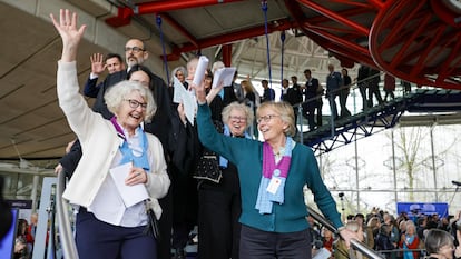 Activistas de la Asociación Suiza de Mujeres Mayores por el Clima, este martes, en la sede del Tribunal Europeo de Justicia en Estrasburgo (Francia).