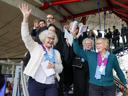 Activistas de la Asociación Suiza de Mujeres Mayores por el Clima, este martes, en la sede del Tribunal Europeo de Justicia en Estrasburgo (Francia).