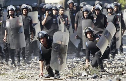 Polic&iacute;as durante los enfrentamientos en la plaza Tahrir de El Cairo. 