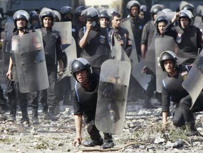 Policías durante los enfrentamientos en la plaza Tahrir de El Cairo.