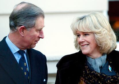 Carlos de Inglaterra, entonces príncipe de Gales, y Camila, en los jardines de Clarence House (Londres), en febrero de 2005.