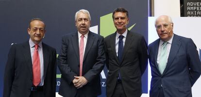 De izquierda a derecha: el presidente de Europac, José Miguel Isidro, el presidente de BME, Antonio Zoido, el consejero delegado del Banco Sabadell, Jaime Guardiola, y el presidente de Acerinox, Rafael Miranda, durante la inauguración del 12º Foro Medcap que ha tenido lugar hoy en la Bolsa de Madrid.