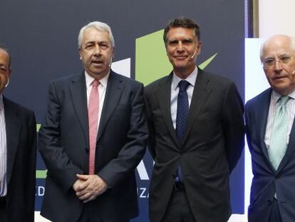 De izquierda a derecha: el presidente de Europac, José Miguel Isidro, el presidente de BME, Antonio Zoido, el consejero delegado del Banco Sabadell, Jaime Guardiola, y el presidente de Acerinox, Rafael Miranda, durante la inauguración del 12º Foro Medcap que ha tenido lugar hoy en la Bolsa de Madrid.